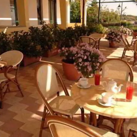 Eden Riviera 3* 아찌트라자