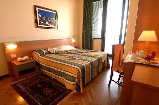 Eden Riviera 3* 아찌트라자